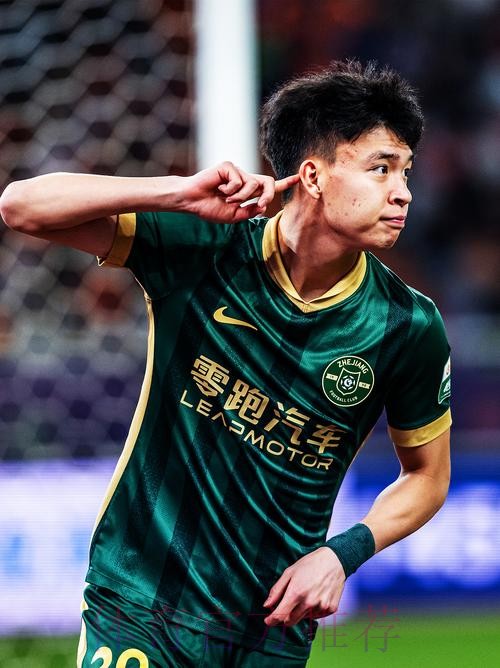 王钰栋开出前场任意球，彭啸禁区内劲射破门！比分变为1比0！