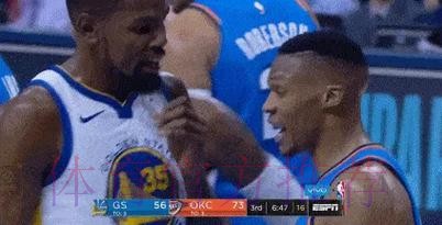 威少赛后和杜兰特拥抱致意，威少生涯面对杜兰特12胜7负