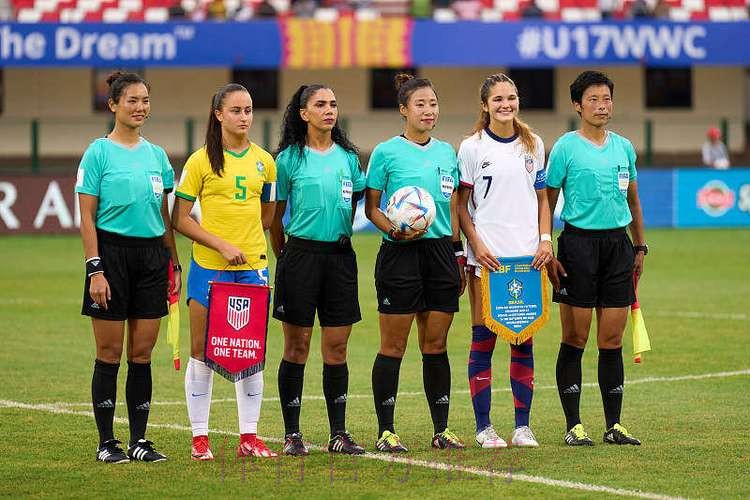 中国裁判组执裁U-20女足世界杯法国队对阵加拿大队比赛